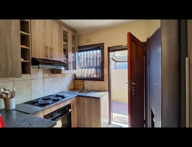 3 BEDROOM HOUSE FOR SALE IN VANDERBIJLPARK CE 4